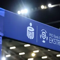 Niebieska wstęga z logo PKO Bank Polski Ekstraklasa. Czekamy na początek ekstraklasy!