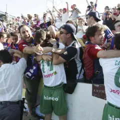 Roberto Garcia i koledzy świętują zwycięstwo, otoczeni przez kibiców na stadionie.