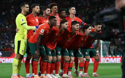 Drużyna Portugalii pozuje do zdjęcia, w tym słynny portugalski piłkarz Cristiano Ronaldo.