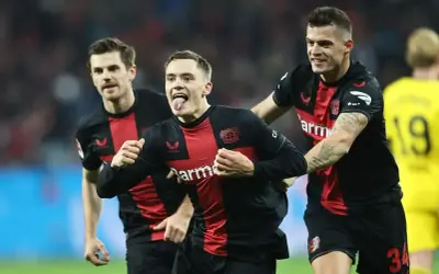 Radość piłkarzy z Leverkusen po strzelonym golu. Jeden z nich pokazuje język, świętując sukces.