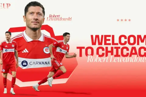 Robert Lewandowski w czerwonej koszulce Chicago Fire FC, z napisem "Welcome to Chicago".