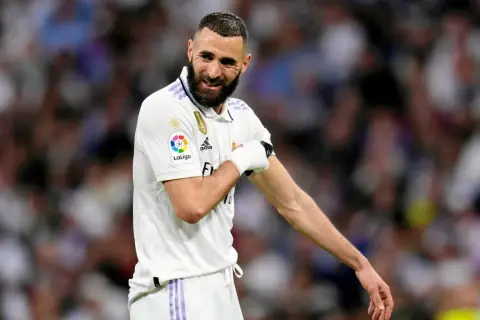 Karim Benzema, z opaską na przedramieniu, cieszy się po zdobyciu bramki. Benzema 15.