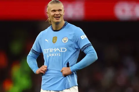 Erling Haaland, najdroższy piłkarz świata, w błękitnej koszulce Manchesteru City, z dumą prezentuje swoje umiejętności.