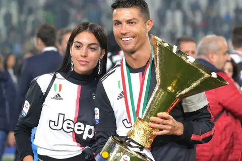 Cristiano Ronaldo z pucharem i jego partnerka. Obok uśmiechnięta mama Cristiano Ronaldo.