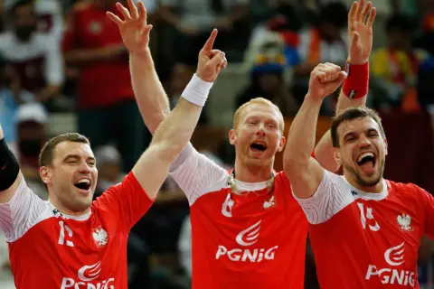 Trzech zawodników w czerwonych koszulkach z orłem świętuje zwycięstwo. To oni wygrali mistrzostwa świata w piłce ręcznej!
