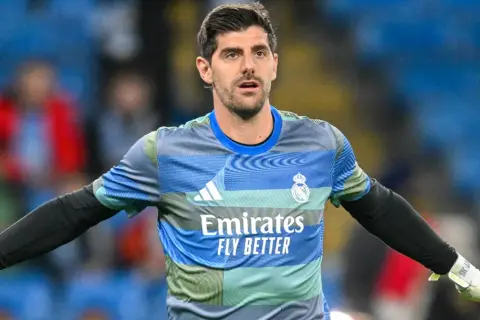 Bramkarz Realu Madryt, Thibaut Courtois, w akcji. Zastanawiasz się, ile lat ma Courtois?