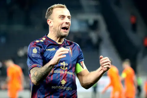 Piłkarz w koszulce Pogoni Szczecin, gdzie gra Grosicki, cieszy się z bramki.