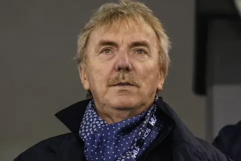 Zbigniew Boniek, jego wiek nie przeszkadza mu w kibicowaniu. W niebieskim szaliku z białymi kropkami i kwiatkami.