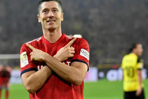 Robert Lewandowski świętuje gola, wykonując charakterystyczną cieszynkę.