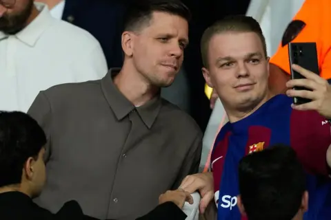 Wojciech Szczęsny, znany z wysokich zarobków, robi sobie zdjęcie z fanem w koszulce Barcelony.