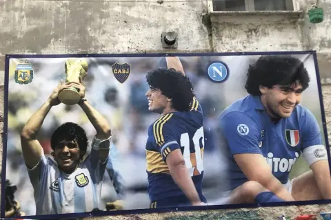 Diego Maradona w koszulce Argentyny z pucharem, w barwach Boca Juniors i Napoli. Czy grał w Barcelonie? Nie, ale jego kariera była legendarna.