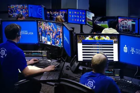 Operatorzy monitorują PKO Bank Polski Ekstraklasę, śledząc ile kolejek do końca sezonu.