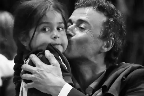 Luis Enrique całuje swoją córkę Xanę w czarno-białym zdjęciu.
