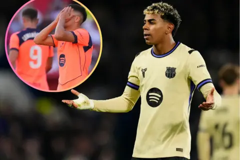 Zawodnicy La Liga w akcji. Jeden z piłkarzy FC Barcelony w żółtej koszulce z logo Spotify, obok wizerunek innego zawodnika w pomarańczowej koszulce, zakrywającego twarz.