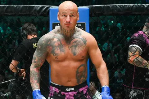 Artur Szpilka w klatce KSW, z imponującymi tatuażami. Jego majątek budowany jest na sukcesach w sportach walki.