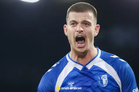 Piłkarz w niebieskiej koszulce 1. FC Magdeburg krzyczy z radości. Kolejny z Polaków w Bundeslidze pokazuje swoją pasję.