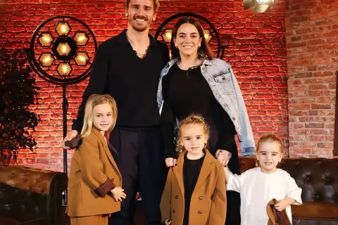 Griezmann z rodziną. Uśmiechnięty piłkarz pozuje z żoną i trójką uroczych dzieci.