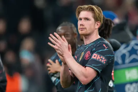 Kevin De Bruyne, w barwach Manchesteru City, klaszcze w dłonie.