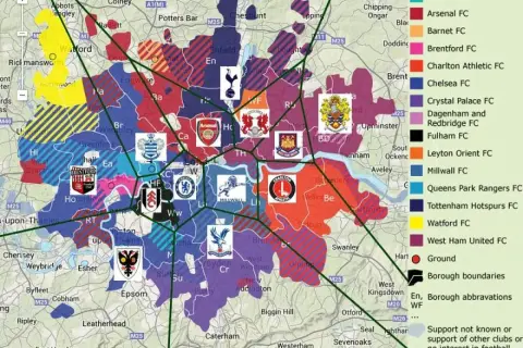 Mapa Londynu z zaznaczonymi strefami kibicowania. W centrum widoczni piłkarze Arsenalu, otoczeni przez inne kluby.
