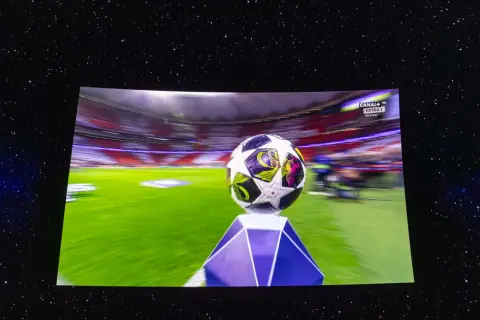 Piłka Ligi Europy na tle stadionu, gotowa do analizy statystyk meczowych.