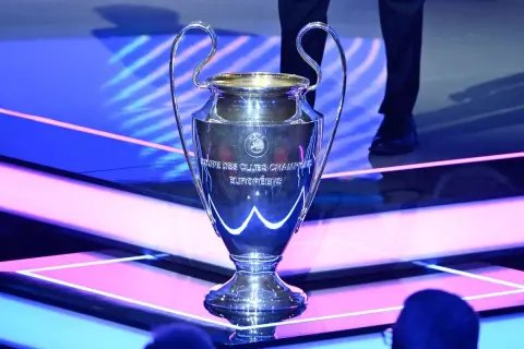 Trofeum Ligi Mistrzów błyszczy na scenie, czekając na moment, kiedy losowanie ligi mistrzów wyłoni zwycięzcę.