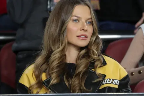 Anna Lewandowska, żona Roberta Lewandowskiego, w żółto-czarnej kurtce, kibicuje na trybunach.
