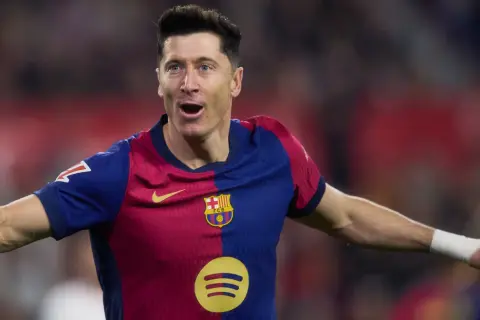 Robert Lewandowski w barwach Barcelony, radość po strzelonym golu. Jego kontrakt w klubie to spełnienie marzeń.