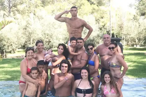 Cristiano Ronaldo z rodziną w basenie. Widać jego dzieci, partnerkę i innych bliskich.