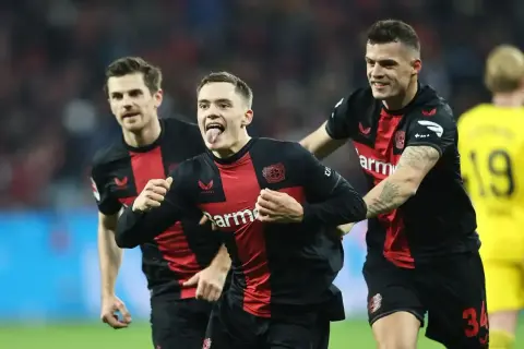 Radość piłkarzy z Leverkusen po strzelonym golu. Jeden z nich pokazuje język, świętując sukces.