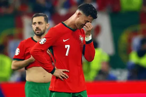 Cristiano Ronaldo, z jakiego kraju jest Ronaldo, w koszulce Portugalii z numerem 7, ociera łzy.