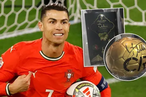 Cristiano Ronaldo w stroju Portugalii z piłką i czekoladkami z Dubaju. Zastanawiasz się, ile kosztuje Ronaldo?
