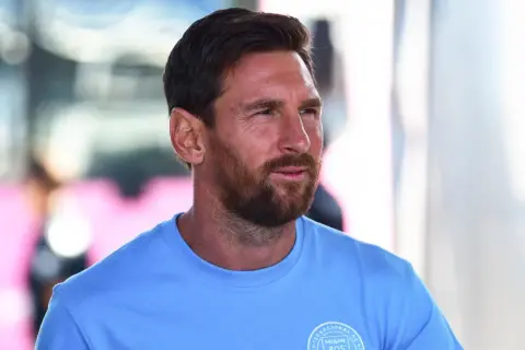 Lionel Messi w błękitnej koszulce, z zarostem, spogląda w bok. Czy to zapowiedź jego **messi koniec kariery**?