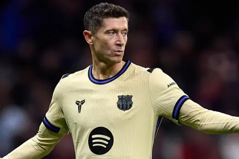 Robert Lewandowski w żółtej koszulce FC Barcelony. Zastanawiasz się, ile zarabia Lewandowski?