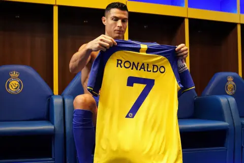 Cristiano Ronaldo prezentuje swoją nową koszulkę z numerem 7 w szatni Al Nassr.