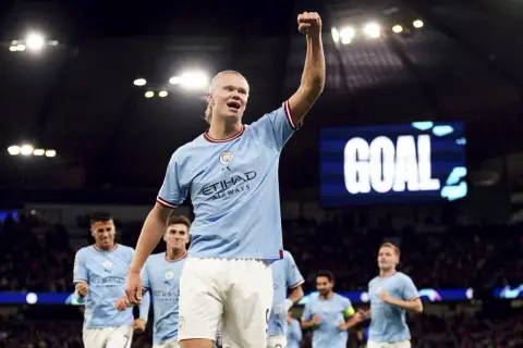 Erling Haaland świętuje gola, jego zarobki w Manchesterze City robią wrażenie.