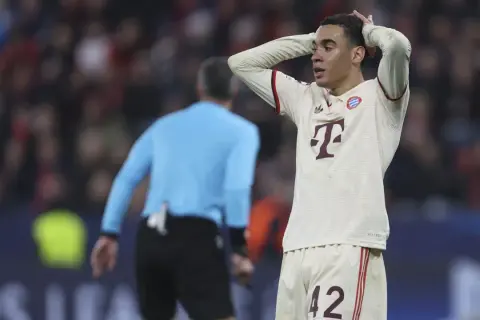 Jamal Musiala, piłkarz Bayernu, z rękami na głowie, wyraża frustrację na boisku.