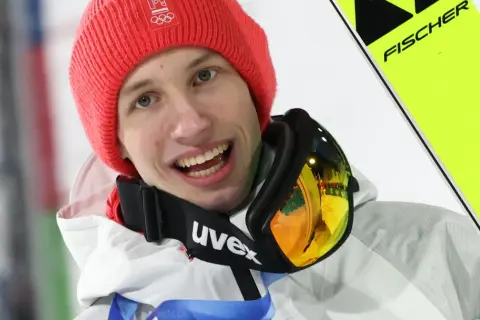Kacper Tomasiak, młody skoczek narciarski, cieszy się z sukcesu. Jego wiek to zaledwie początek kariery.