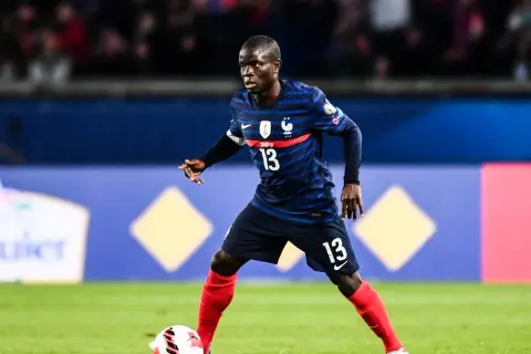 Piłkarz reprezentacji Francji, N'Golo Kanté, w akcji. Ten defensywny pomocnik jest znany ze swojej nieustannej pracy na boisku.