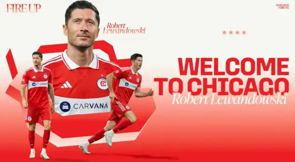 Robert Lewandowski w czerwonej koszulce Chicago Fire FC, z napisem "Welcome to Chicago".