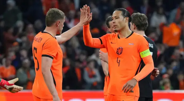 Virgil van Dijk, znany ze swojego imponującego wzrostu, daje "piątkę" koledze z drużyny.