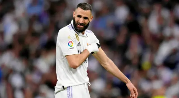 Karim Benzema, z opaską na przedramieniu, cieszy się po zdobyciu bramki. Benzema 15.