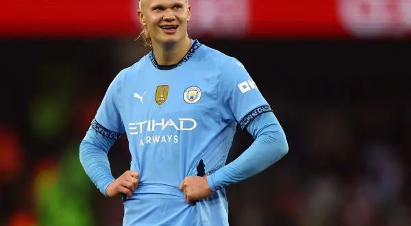 Erling Haaland, najdroższy piłkarz świata, w błękitnej koszulce Manchesteru City, z dumą prezentuje swoje umiejętności.