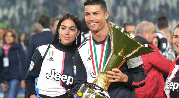 Cristiano Ronaldo z pucharem i jego partnerka. Obok uśmiechnięta mama Cristiano Ronaldo.