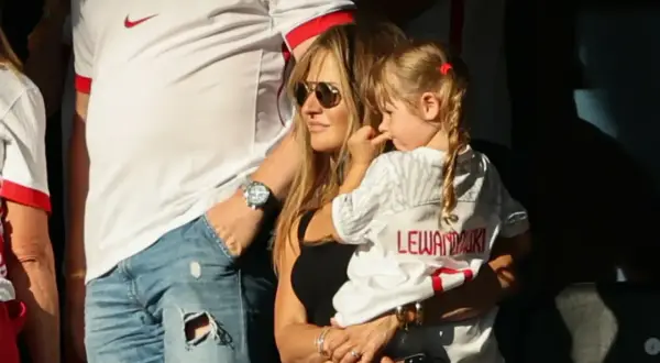 Anna Lewandowska z córką Klarą na meczu. Klara w koszulce z nazwiskiem Lewandowskiego.