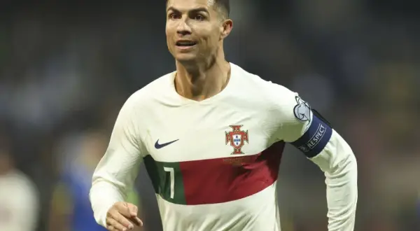 Cristiano Ronaldo w białej koszulce Portugalii, z opaską "Respect" na ramieniu. Wszyscy fani zastanawiają się, czy Cristiano Ronaldo żyje, a on gra dalej!