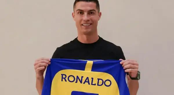 Cristiano Ronaldo prezentuje nową koszulkę swojego klubu.