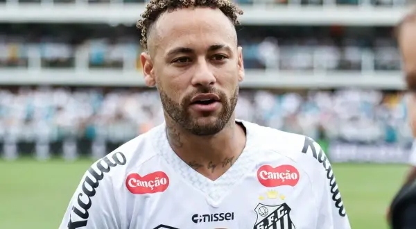 Piłkarz Neymar, znany z widowiskowych akcji, w białej koszulce z logo S.F.C.