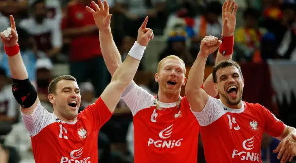 Trzech zawodników w czerwonych koszulkach z orłem świętuje zwycięstwo. To oni wygrali mistrzostwa świata w piłce ręcznej!