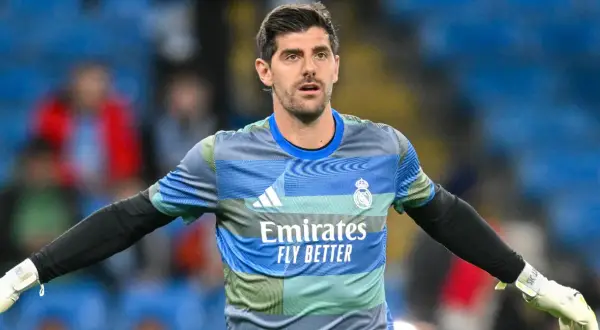 Bramkarz Realu Madryt, Thibaut Courtois, w akcji. Zastanawiasz się, ile lat ma Courtois?