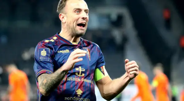 Piłkarz w koszulce Pogoni Szczecin, gdzie gra Grosicki, cieszy się z bramki.